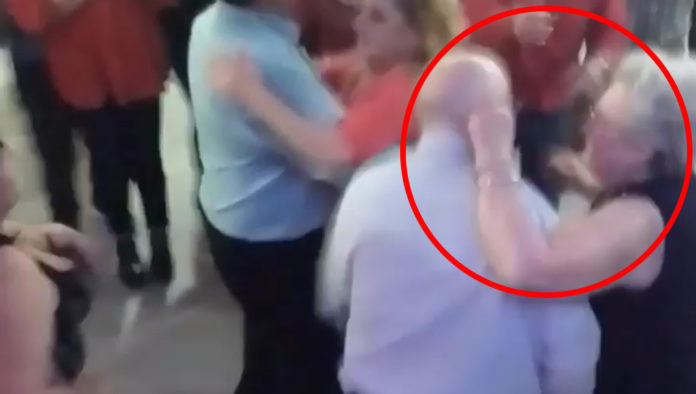 Lo agarró bailando con otra mujer y lo sacó de la oreja